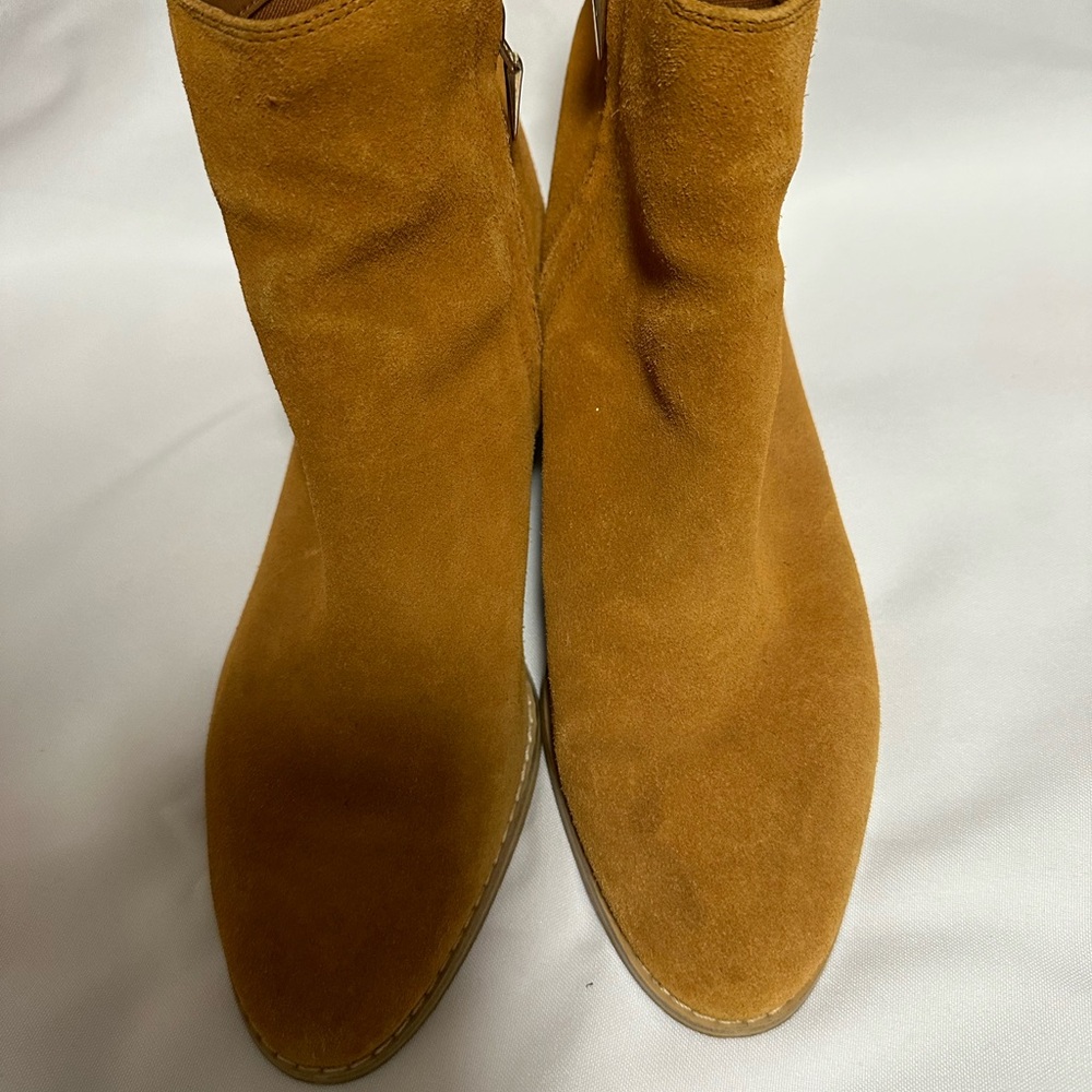 Clarks Women's Tan Suede Ankle Booties size 8M